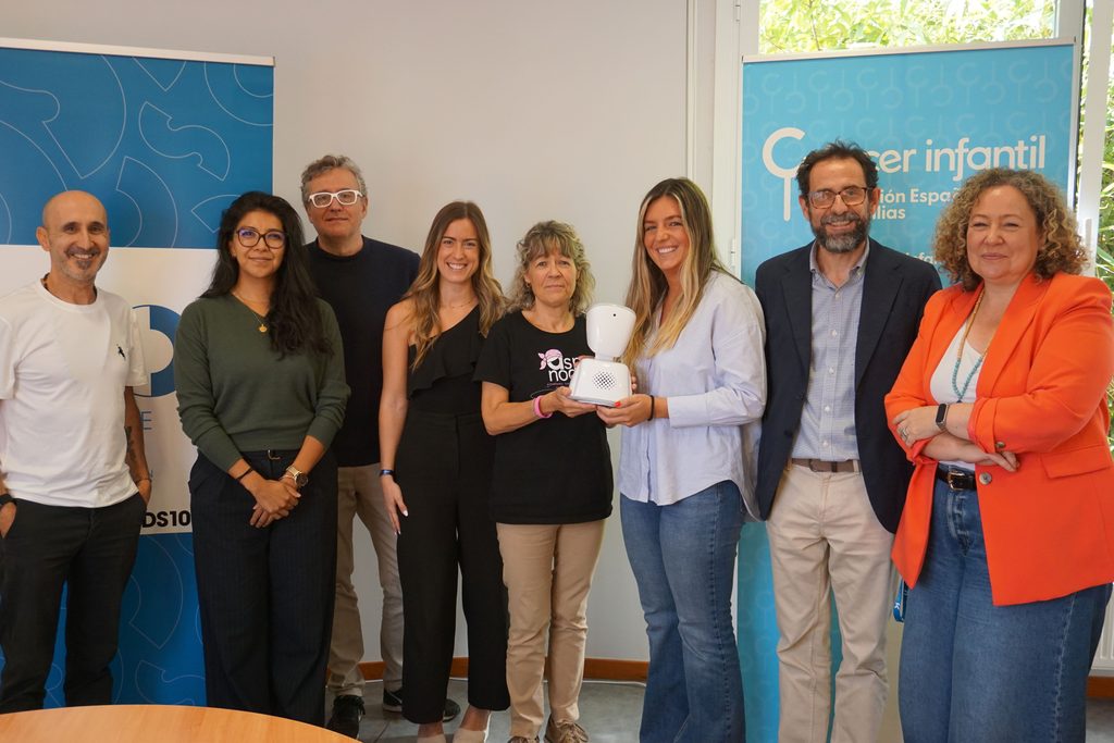 Representantes de la Federación Española de Familias de Cáncer Infantil (FEFCI),
ASPANOGI, Fundación STEM con Zoe y No Isolation, junto a miembros del equipo de
Deutsche Schule San Sebastián, durante la entrega del robot AV1 al centro.
