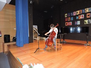 alumno del Deutsche Schule tocando el chelo