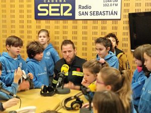 alumnado del Deutsche Schule entrevistando al jefe de bomberos de San Sebastián