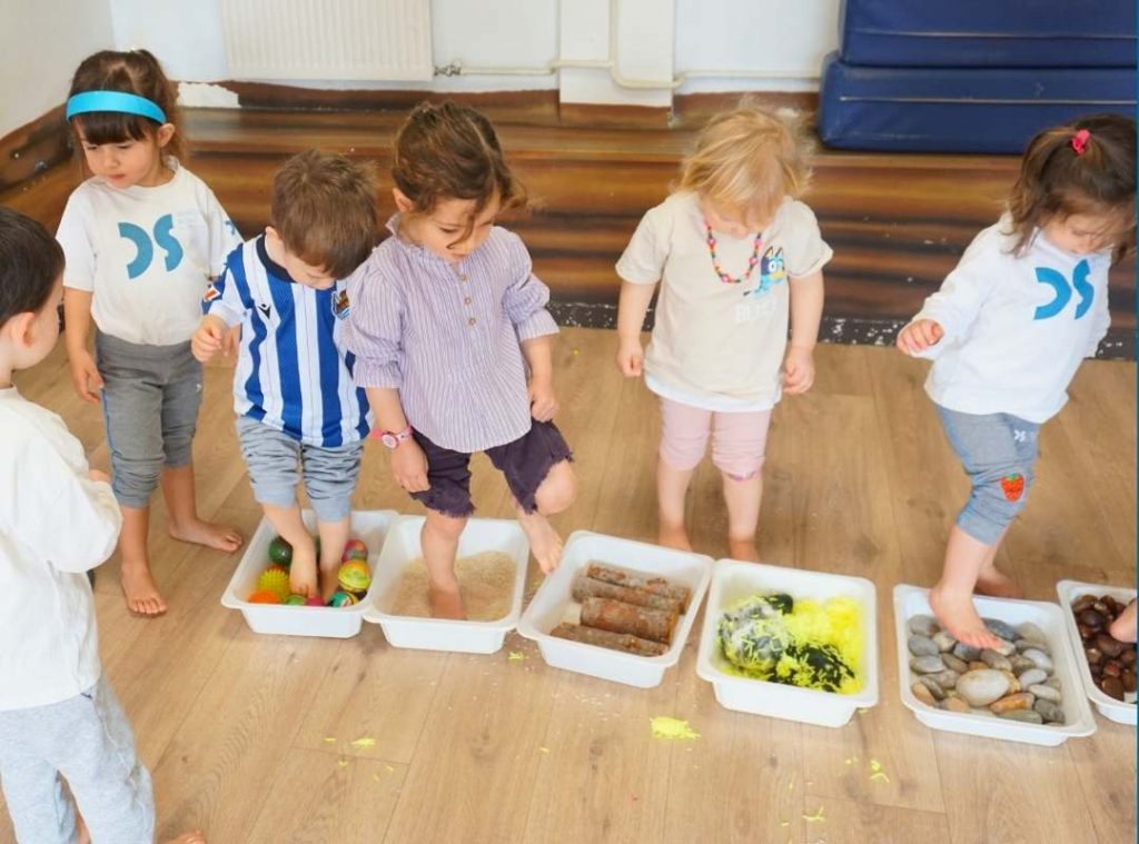 Pasarela del tacto: estimulación sensorial en Kindergarten 2