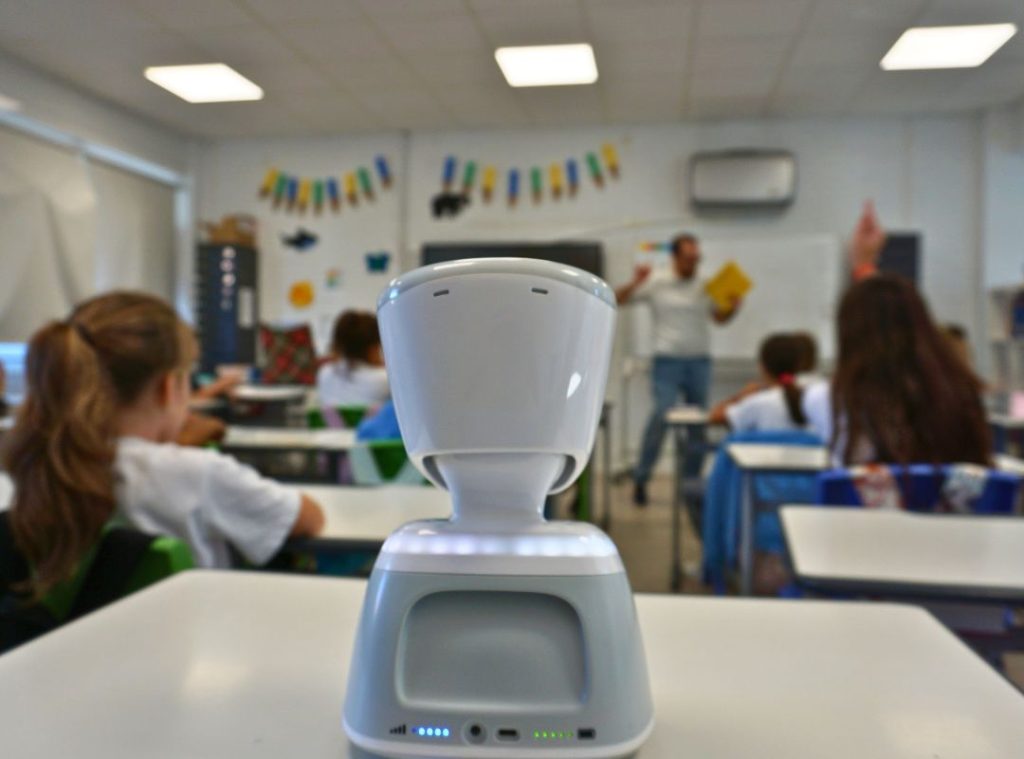 Un robot ocupa un pupitre en Deutsche Schule San Sebastián para conectar el aula con el alumnado durante un tratamiento oncológico